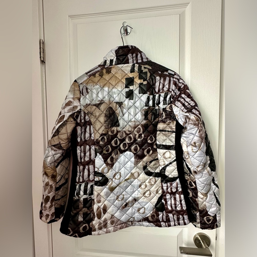 Dolcezza brand fitted lightweight puffer jacket. Fitted. Size small.